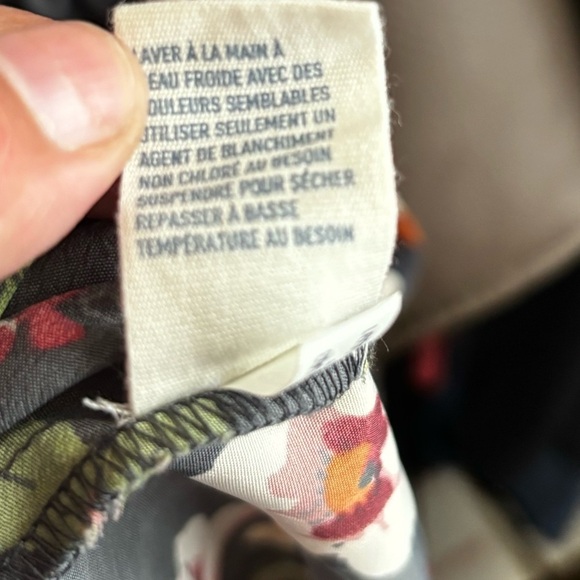 American Eagle dress size 4 women’s. Grey with floral pattern. Adjustable strap - Picture 5 of 9